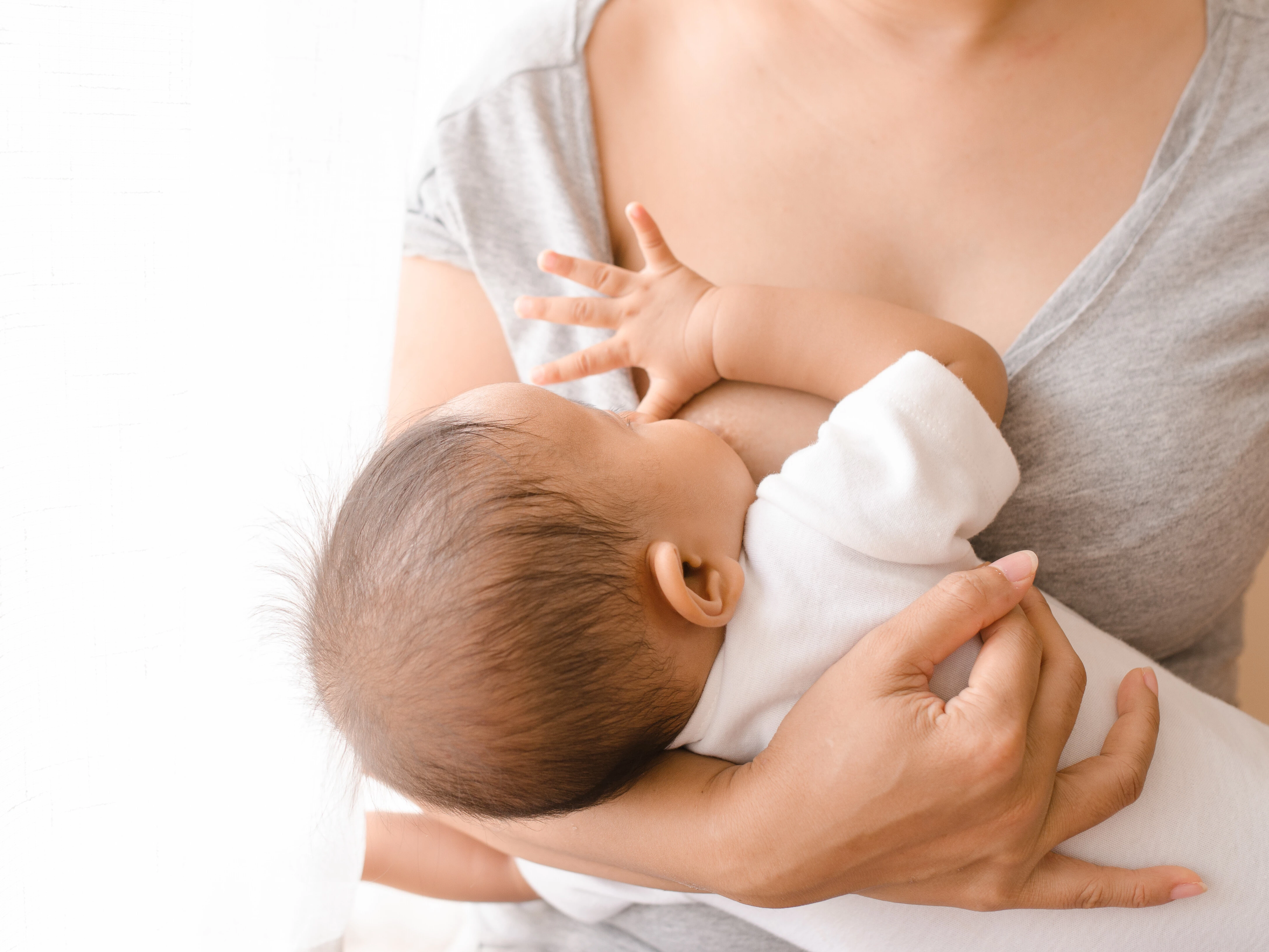 <em>Ein Neu­geborenes stillen:</em> Die Stillberatung (IBCLC) bietet Aufklärung & Wohlbefinden